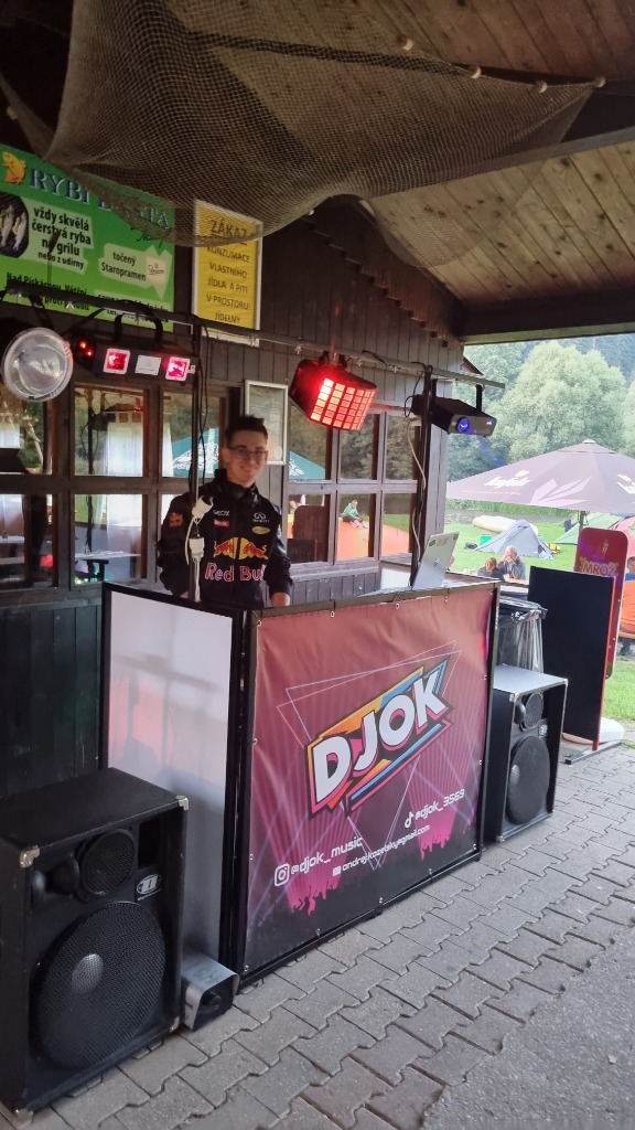 DJ OK za pultem na letní akci