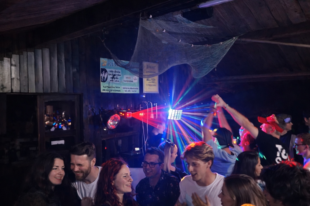 Klubová atmosféra a světelná show